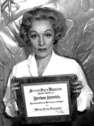 Marlene Dietrich bekommt den Outstanding Dramatic Performance of the Year Award für ihre Rolle in Witness For The Prosecution, 1957