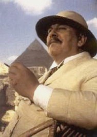 Peter Ustinov als Detektiv Hercule Poirot
